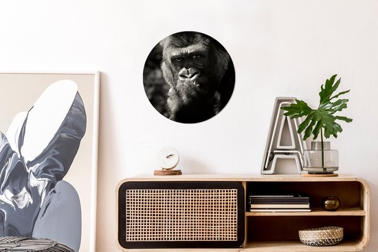 WallCircle - Wandcirkel ⌀ 30 - Gorilla op zwarte achtergrond in zwart-wit - Ronde schilderijen woonkamer - Wandbord rond - Muurdecoratie cirkel - Kamer decoratie binnen - Wanddecoratie muurcirkel - Woonaccessoires