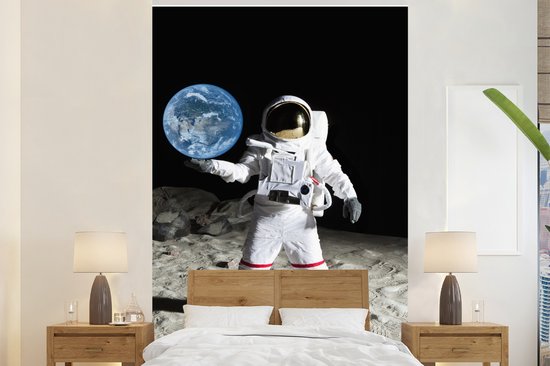 Behang - Fotobehang Astronaut - Maan - Aarde - Breedte 160 cm x hoogte 240 cm