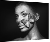 Vrouw met vlinder - Foto op Dibond - 80 x 60 cm