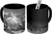 Magische Mok - Foto op Warmte Mok - Zwitserse Eiger met uitzicht op de Mönch en Jungfrau - zwart wit - 350 ML