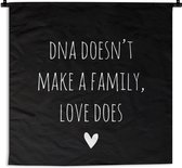 Wandkleed - Wanddoek - Engelse quote "DNA doesn't make a family, love does" met een hartje op een zwarte achtergrond - 180x180 cm - Wandtapijt