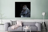 Poster Een gespierde Gorilla op een zwarte achtergrond - 100x100 cm XXL