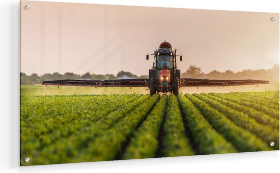 Artaza Glasschilderij - Rode Tractor op het Veld aan het Sproeien - Plexiglas Schilderij - Foto op Glas