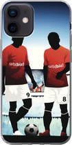 Geschikt voor iPhone 12 hoesje - Een illustratie van twee voetballers in een stadion - Jongens - Meiden - Kids - Siliconen Telefoonhoesje