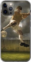 Geschikt voor iPhone 12 Pro hoesje - Een illustratie van een voetballer die tegen de bal schopt - Jongens - Jongetje - Kids - Siliconen Telefoonhoesje