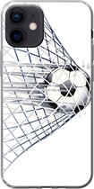 Geschikt voor iPhone 12 hoesje - Een illustratie van een voetbal die het doel in gaat - Jongetjes - Meisjes - Kids - Siliconen Telefoonhoesje