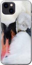 Geschikt voor iPhone 13 mini hoesje - Close-up van zwaan met jong - Siliconen Telefoonhoesje