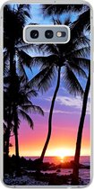 Geschikt voor Samsung Galaxy S10e hoesje - Een silhouet van palmbomen tijdens een zonsondergang op Hawaii - Siliconen Telefoonhoesje