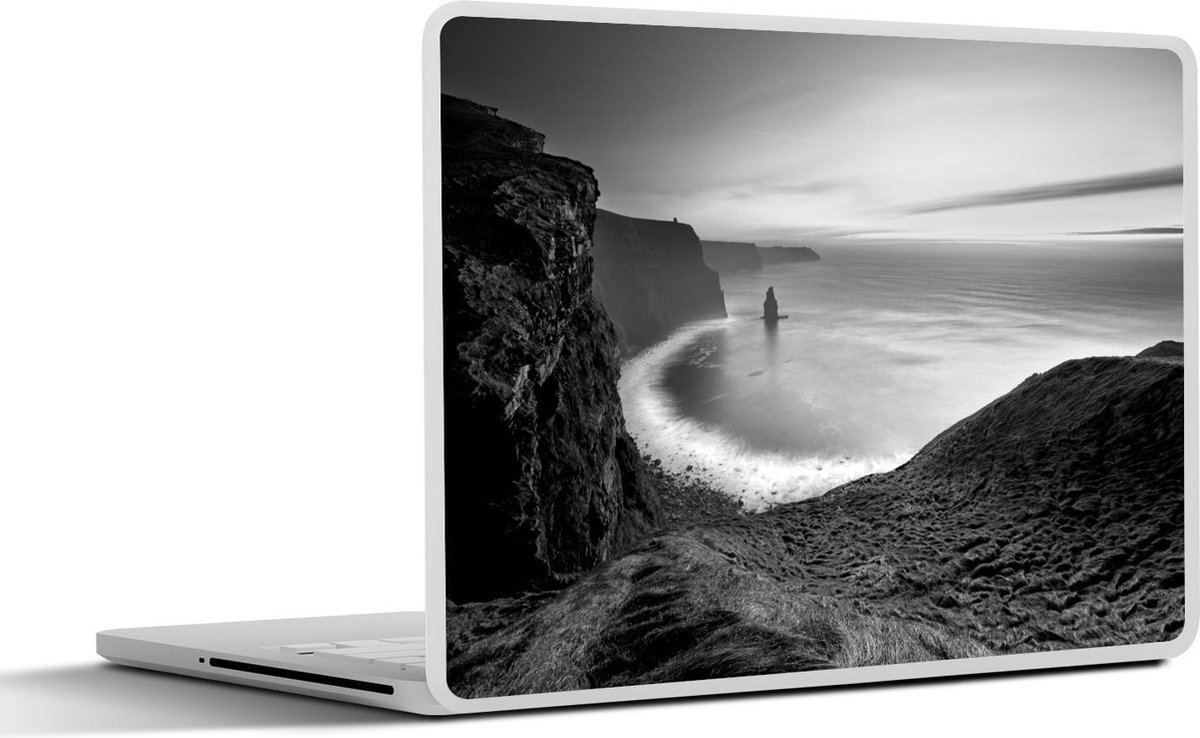 Afbeelding van product SleevesAndCases  Laptop sticker - 17.3 inch kilometer lange Kliffen van Moher in Ierland - zwart wit
