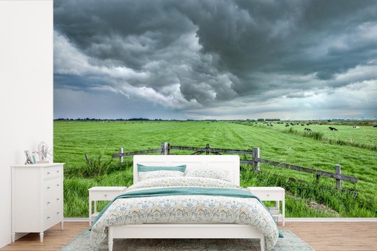 Papier peint photo peint vinyle - Nuages de pluie sur un paysage hollandais largeur 390 cm x hauteur 260 cm - Tirage photo sur papier peint (disponible en 7 tailles)