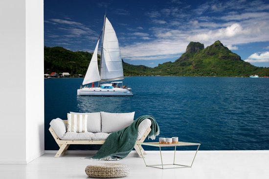 Behang - Fotobehang Zeilboot vaart langs de groene kust - Breedte 390 cm x hoogte 260 cm