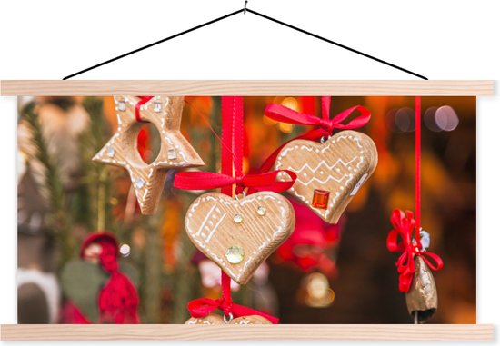Posterhanger incl. Poster 90x45 cm - Schoolplaat - De hangende hartendecoratie op de markt van Trente tijdens kerst - Textielposter - Blanke latten