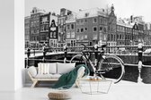 Behang - Fotobehang Amsterdam bedekt met sneeuw - zwart wit - Breedte 330 cm x hoogte 220 cm