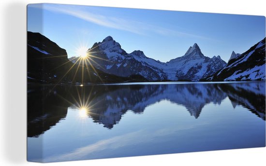 Un lac entouré de montagnes enneigées Toile 120x80 cm - Tirage photo sur toile (Décoration murale salon / chambre) / Peintures sur toile nature