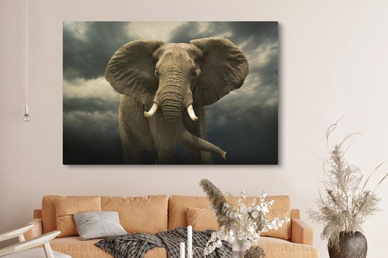 Peintures sur toile - Éléphant d'Afrique contre les nuages sombres - 150x100 cm - Décoration murale