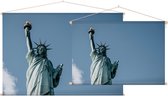 Het Statue of Liberty In New York voor een blauwe lucht - Foto op Textielposter - 90 x 60 cm