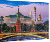 Brug over de Moskou-rivier voor de torens van het Kremlin - Foto op Plexiglas - 90 x 60 cm