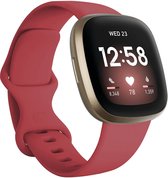 Strap-it Siliconen smartwatch bandje - geschikt voor Fitbit Sense / Sense 2 / Versa 3 / Versa 4 - rood - Maat: Maat S