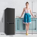 Zwarte CHiQ koelkast naast een vrouw (175 cm) in een keuken, met afmetingen van de koelkast.