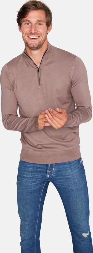 Man met casual opstaande kraag trui met halve rits in deep taupe, met jeans.