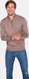Man met casual opstaande kraag trui met halve rits in deep taupe, met jeans.