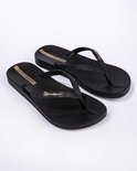 Zwarte Ipanema slippers met glinsterende bandjes en gouden logo.