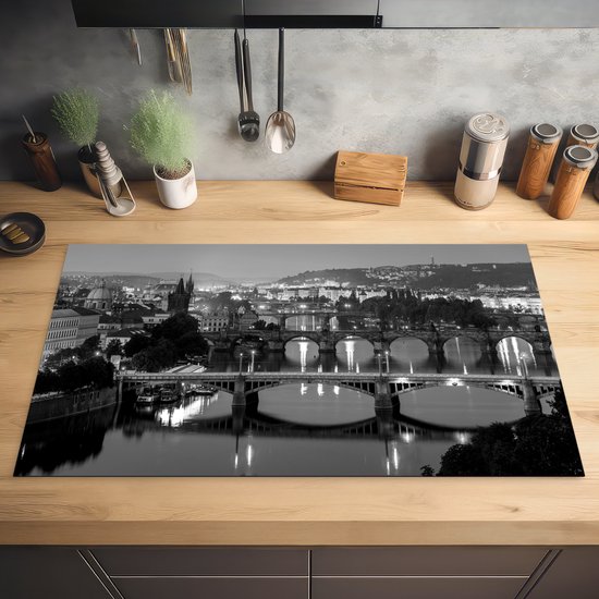 KitchenYeah® Inductie beschermer 90x52 cm - De bruggen in Praag bij een donkere lucht - zwart wit - Kookplaataccessoires - Afdekplaat voor kookplaat - Inductiebeschermer - Inductiemat - Inductieplaat mat