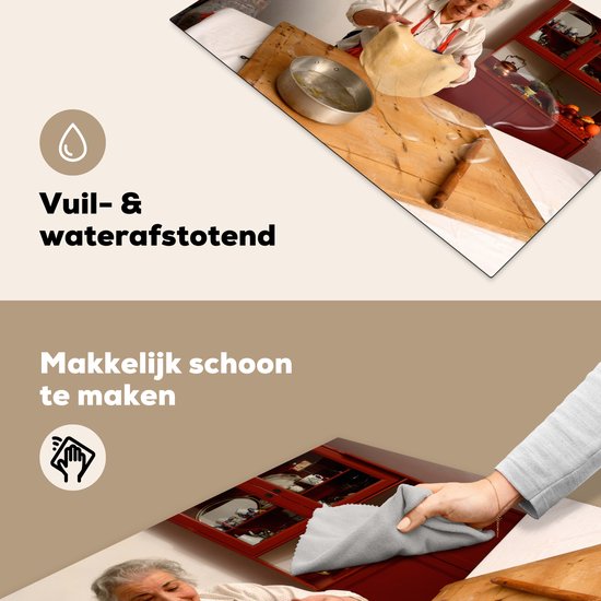 KitchenYeah® Inductie beschermer 81.6x52.7 cm - Oudere Italiaanse vrouw maakt pizza - Kookplaataccessoires - Afdekplaat voor kookplaat - Inductiebeschermer - Inductiemat - Inductieplaat mat