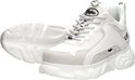 Witte Buffalo sneakers met dikke zool. Eén sneaker ligt op de zool. Mesh details en logo.