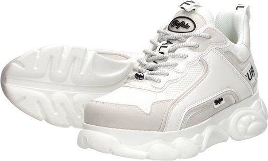 Witte Buffalo sneakers met dikke zool. Eén sneaker ligt op de zool. Mesh details en logo.