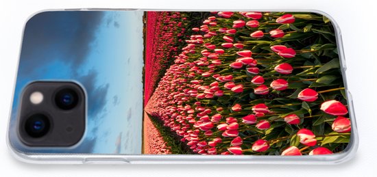 iPhone 13 hoesje met een veld met roze en rode tulpen en een donkerblauwe lucht.