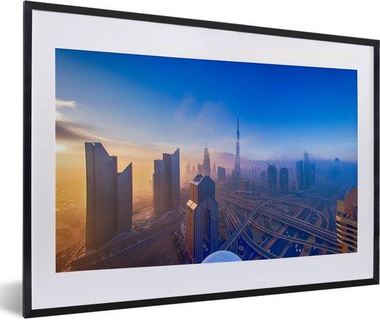 Fotolijst incl. Poster - Een fantastische invalshoek van het zonlicht op de stad Dubai - 60x40 cm - Posterlijst