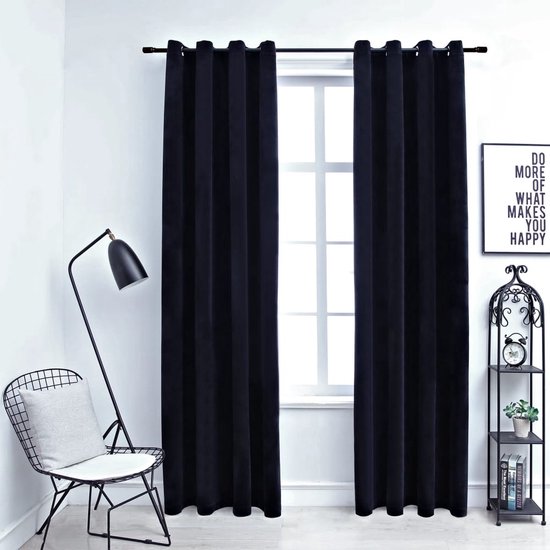 Zwarte fluwelen gordijnen met ringen in een woonkamer.