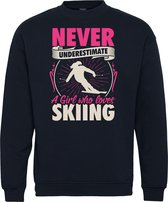Sweater Never Underestimate A Girl | Apres Ski Verkleedkleren | Fout Skipak | Apres Ski Outfit | Navy | maat 4XL
