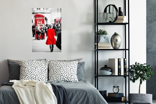 Photo Zwart et blanc d'une femme en manteau rouge marchant dans les rues de Londres Poster 60x90 cm - Tirage photo sur Poster (décoration murale salon / chambre)