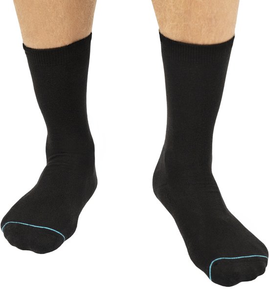 Zwarte sokken met een blauwe rand aan de teen, gedragen door een persoon.