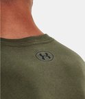 Detail van de nek van een donkergroen T-shirt met een rond Under Armour-logo.