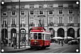 Tuindecoratie Zwart-wit foto met een rode tram - 60x40 cm - Tuinposter - Tuindoek - Buitenposter