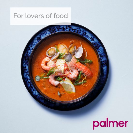 Blauwe kom met spikkelpatroon, gevuld met vissoep. Tekst "For lovers of food".