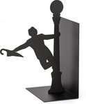 Zwarte metalen boekensteun met silhouet van zingende man met paraplu bij lantaarnpaal.