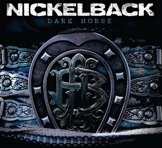Albumhoes van Nickelback's "Dark Horse" met een hoefijzer en sierlijke initialen.