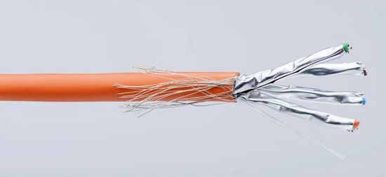 Oranje kabel met afgestripte, zilverkleurige afscherming en gekleurde aders.
