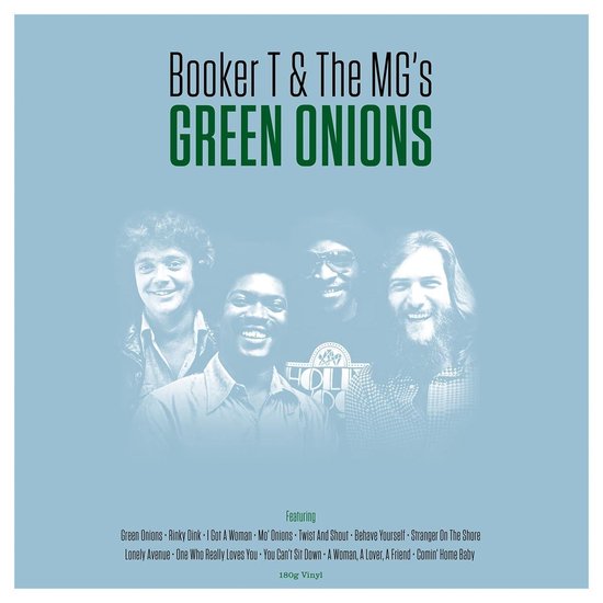Albumcover van Booker T & The MG's - GREEN ONIONS met een foto van de vier bandleden en de titel van het album.