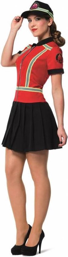 Vrouw in brandweeruniform met rode top, zwarte rok en pet. Met gele en zilveren accenten.