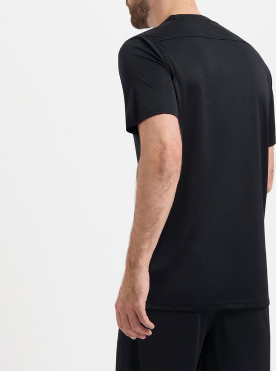 Vue de côté d'un homme portant un t-shirt de sport noir, avec un empiècement en mesh dans le dos.