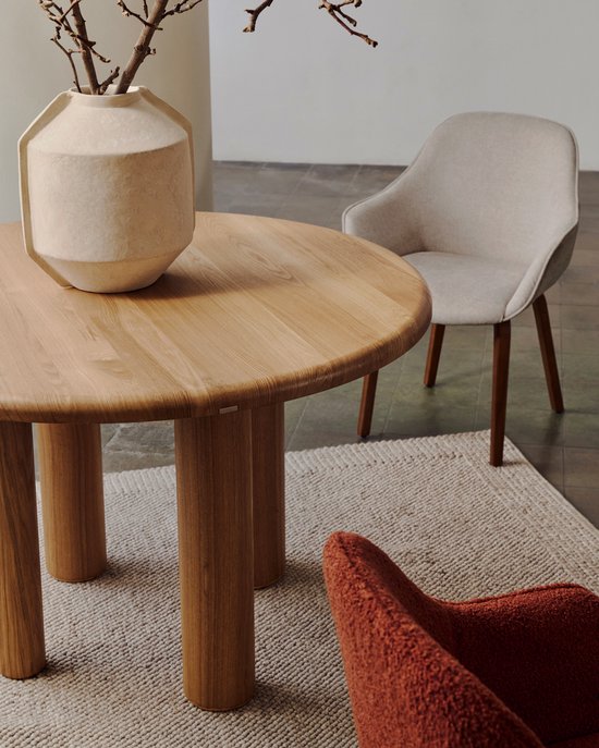 Kave Home - Aleli-stoel in beige chenille stof en massief essenhouten poten met natuurlijke walnoot-af