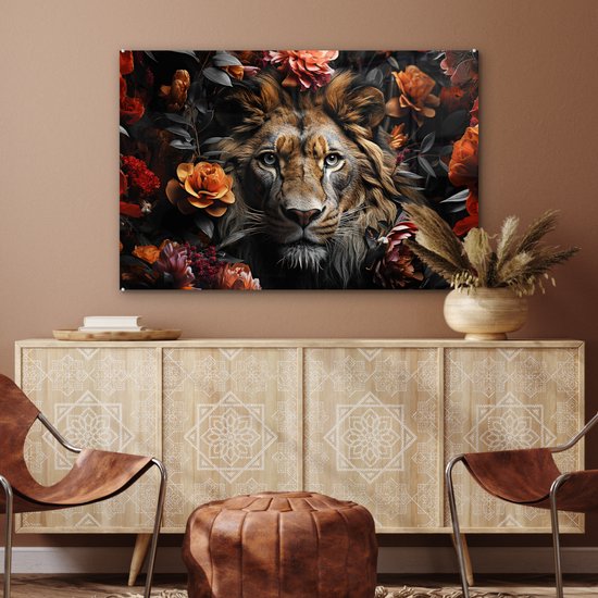 Een glazen schilderij van een leeuw te midden van bloemen, hangend boven een kast met stoelen.