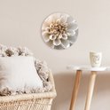 Wandcirkel met close-up van witte dahlia, beige in het midden, in een woonkamer.
