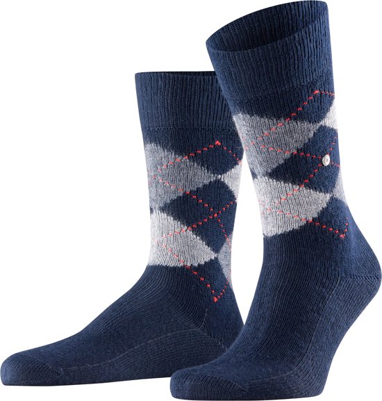 Donkerblauwe sokken met grijs en rood ruitpatroon. Merklogo op de enkel.