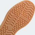 Onderkant van een bordeauxrode Adidas sneaker met bruine zool en Adidas logo.